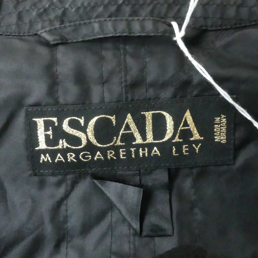 A BLACK ESCADA MARGARETHA LEY TRAVEL RAINCOAT WITH ACCOMPANYING POUCH SIZE 42 Image 1++