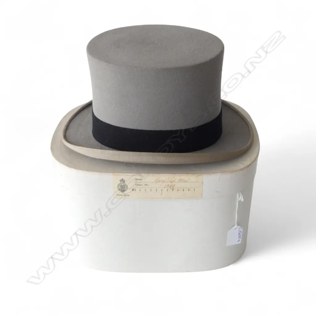 VINTAGE CHRISTYS' FUR FELT TOP HAT in hat box. Size 6 3/4. Shape 1399. Image 1++
