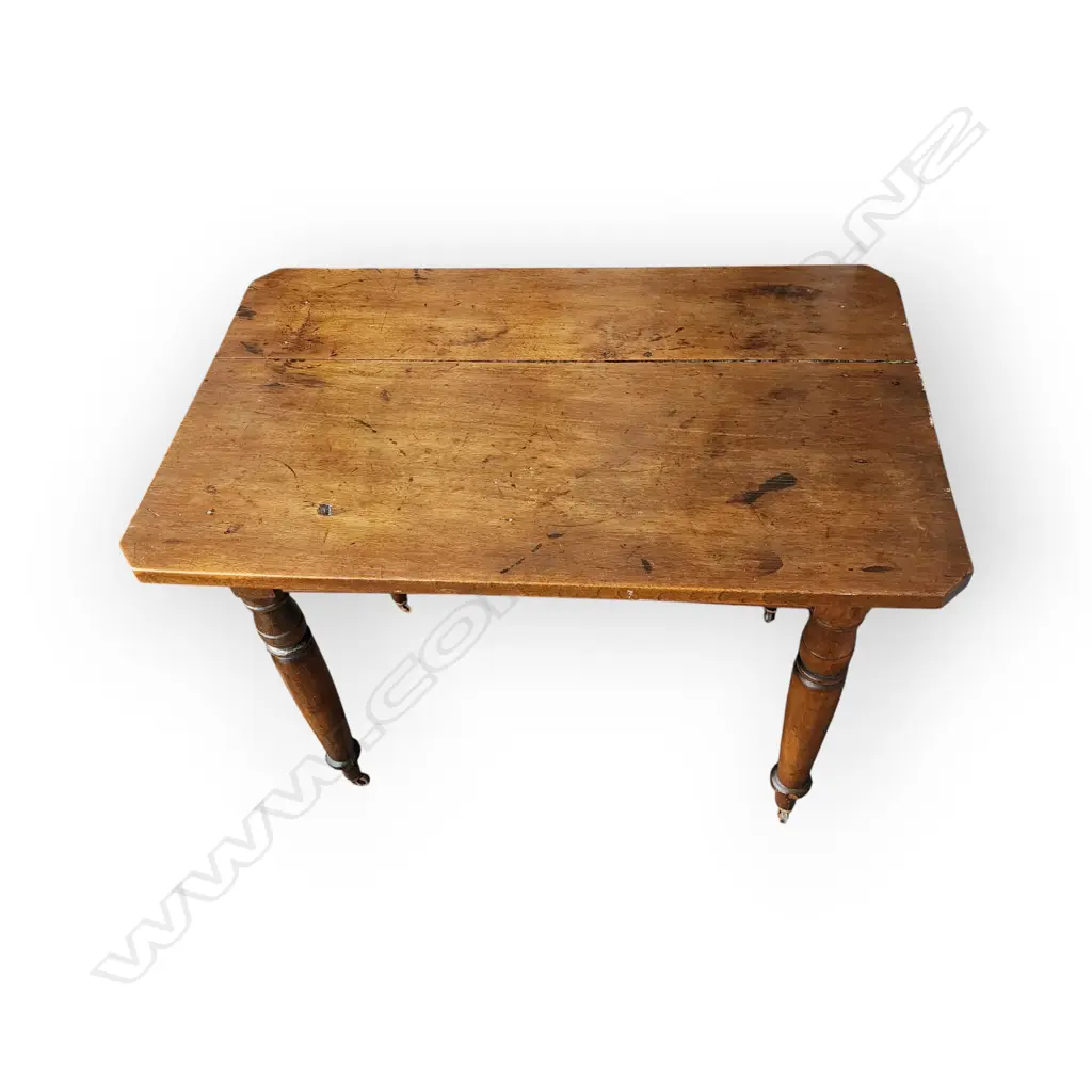 SMALL PROPORTION TABLE ON CASTORS Image 1++