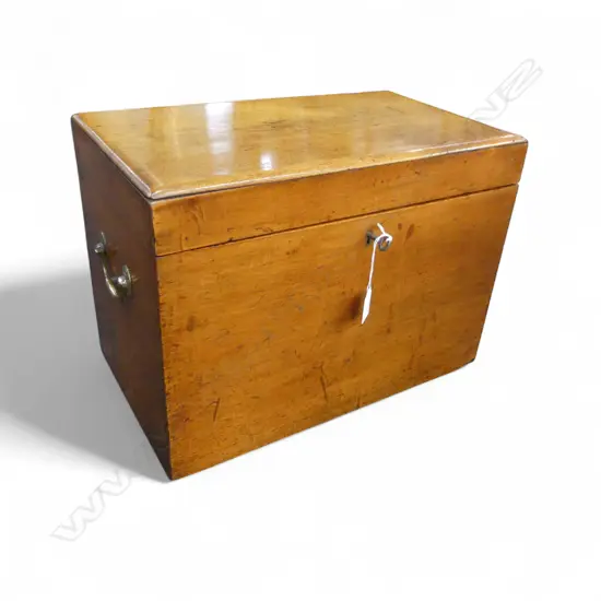 WOODEN BOX w. KEY 440x260x315mm