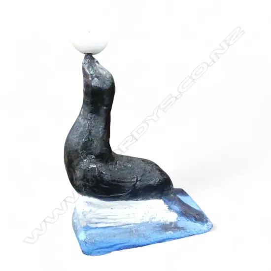 CONCRETE GARDEN SEAL w. BALL H.820mm