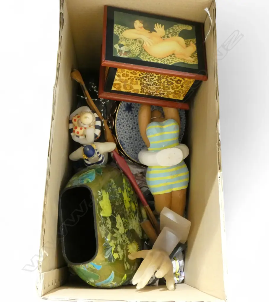 A BOX OF ASSORTED DECORATIVE ITEMS INCL BOWLS, VASE, GLASS JAR, CANDLES, RESIN HAND SCULPTURE Image 1++