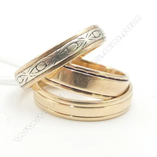 3 9ct GOLD WEDDERS, 7.24gm SIZE K & P