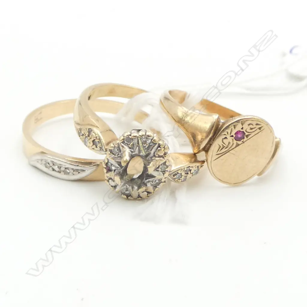 3 9ct RINGS, 1 scrap, 5.88gm SIZE M/N & O Image 1++