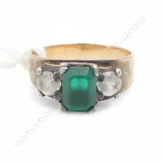 9ct GREEN/WHITE STONE RING 2.98gms SIZE M