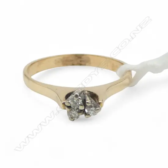9ct GOLD 3 STONE DIAMOND RING, 1.99gm SIZE L1/2
