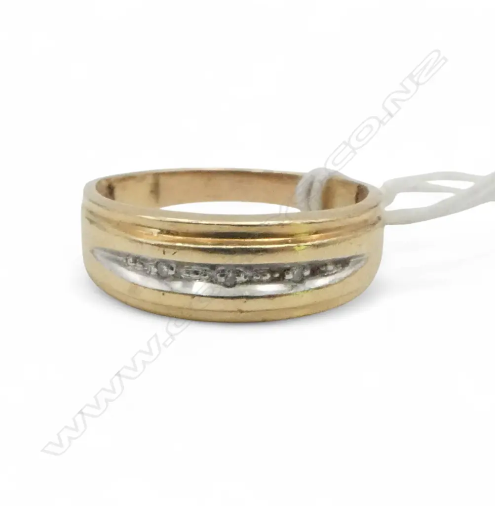 9ct GOLD & 3 DIAMOND RING, 3.35gm SIZE S Image 1++