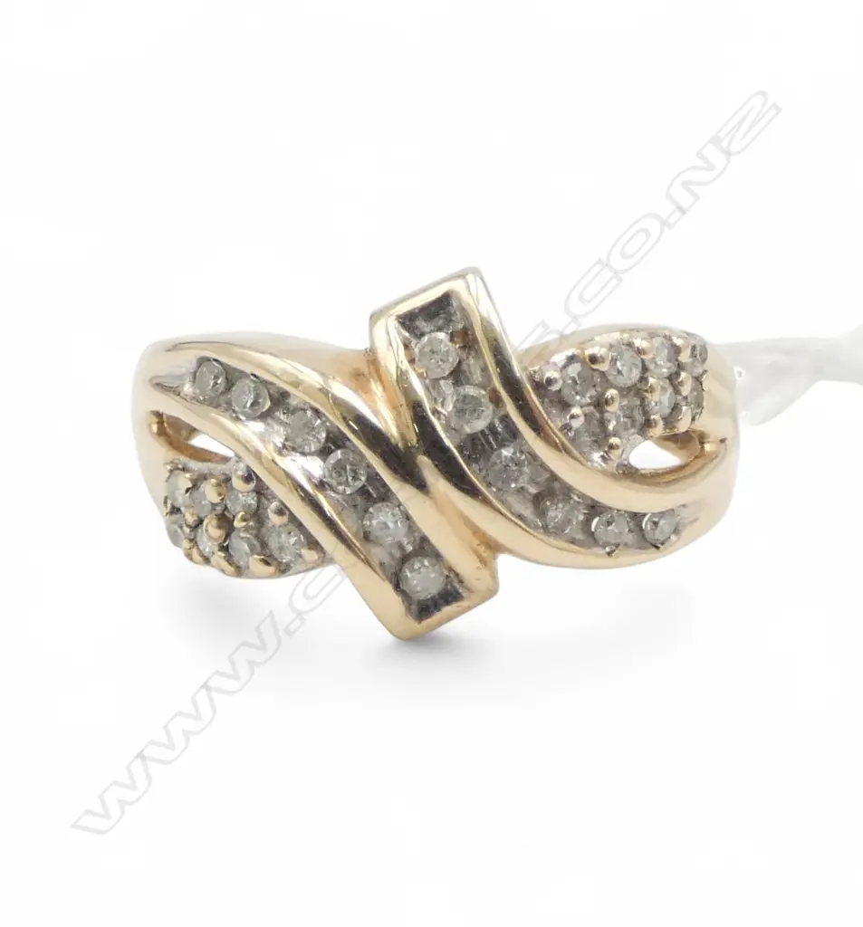 10ct GOLD & DIAMOND RING, 3.15gm SIZE P Image 1++