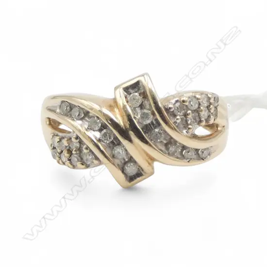 10ct GOLD & DIAMOND RING, 3.15gm SIZE P