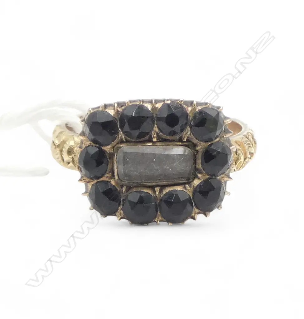 ANTIQUE 9ct GOLD MEMORIAL RING set w black stones & hair plait under crystal old repair. 4gms SIZE M Image 1++