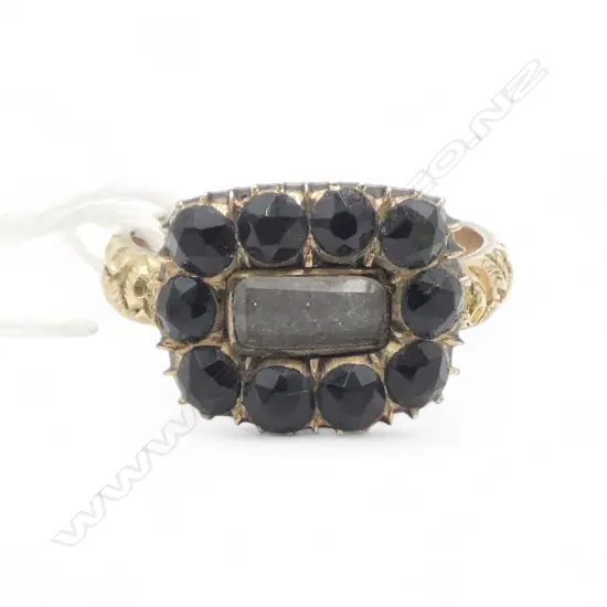 ANTIQUE 9ct GOLD MEMORIAL RING set w black stones & hair plait under crystal old repair. 4gms SIZE M