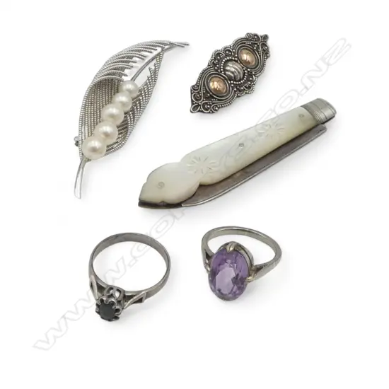 Sheffield 1899 SILVER & MOP FOLDING KNIFE + 2 SILVER RINGS & 2 SILVER BROOCHES