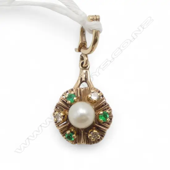 **RTV** 9CT GOLD PEARL, DIAMOND AND GREEN STONE? PENDANT 3.76gms