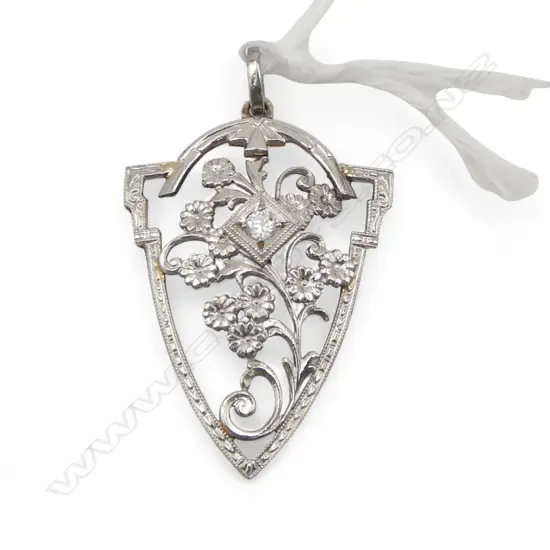 VINTAGE 9ct WHITE GOLD & DIAMOND PENDANT 30x20mm. 2.85gms