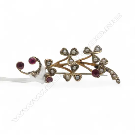 9CT RED STONES & SEED PEARL BROOCH W.45mm, 3.45gms