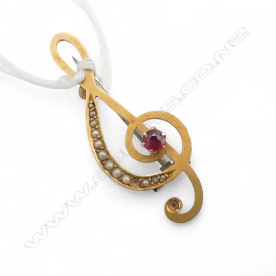 old 9ct GOLD TREBLE CLEF BROOCH 1 pearl missing 1.64gms 