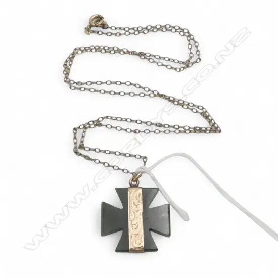 9ct GOLD & POUNAMU COLONIAL MALTESE CROSS PENDANT on metal chain