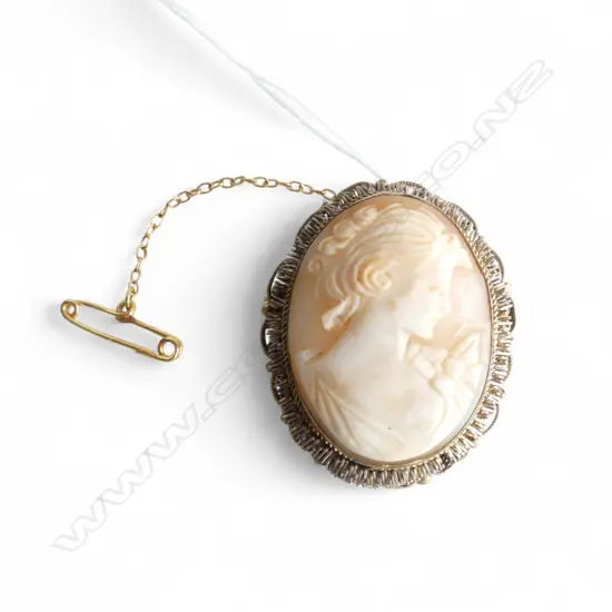 CARVED SHELL CAMEO BROOCH 