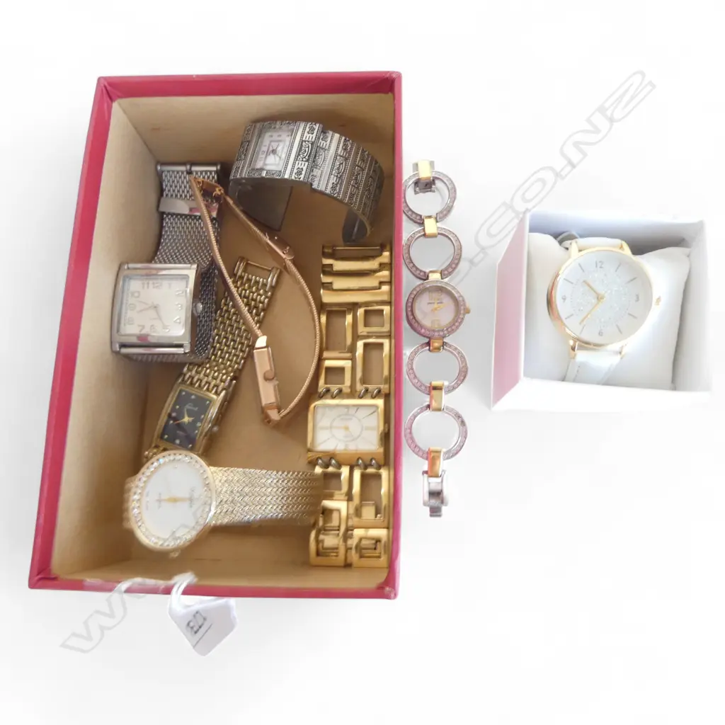 COLLECTION OF 8 FASHION WRISTWATCHES Image 1++