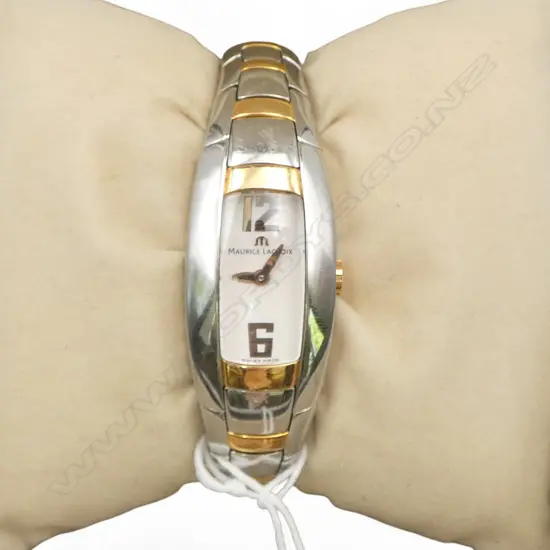 MAURICE LACROIX IN3012 LADIES WRISTWATCH; With box, manual, link & International Warranty No. B085514 dated 6.9.02...