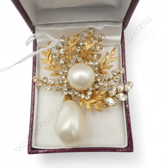 AMERICAN 'HATTIE CARNEGIE' collectable COSTUME JEWELLERY LGE BROOCH w faux pearls & gems. Named. c.1950's