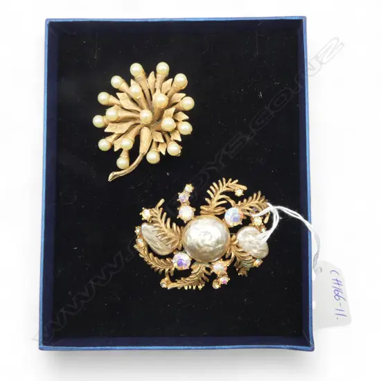 2 AMERICAN 'HAR' COLLECTABLE LARGE COSTUME JEWELLERY BROOCHES w faux pearls & gems c.1950's Named