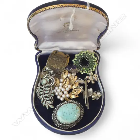 10 PCES COSTUME JEWELLERY INCL. 3 STG SILVER BROOCHES