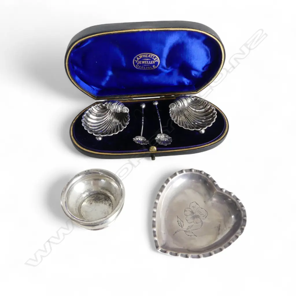 3 PCES STG SILVER; PR SALTS (CASED), 2 DISHES 67gms Image 1++