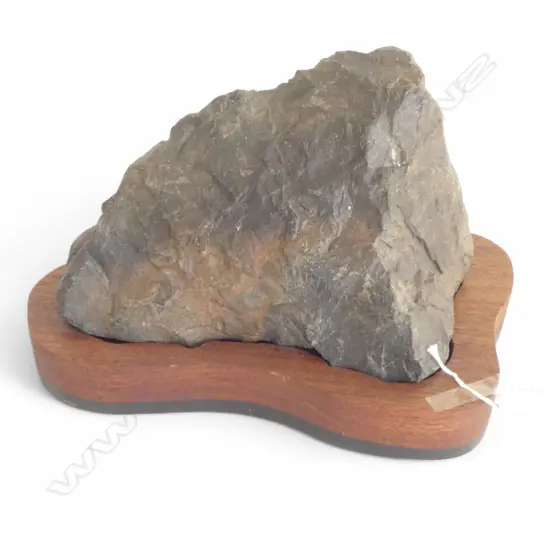 SUISEKI / SCHOLARS STONE ON MAHOGANY STAND W.300mm