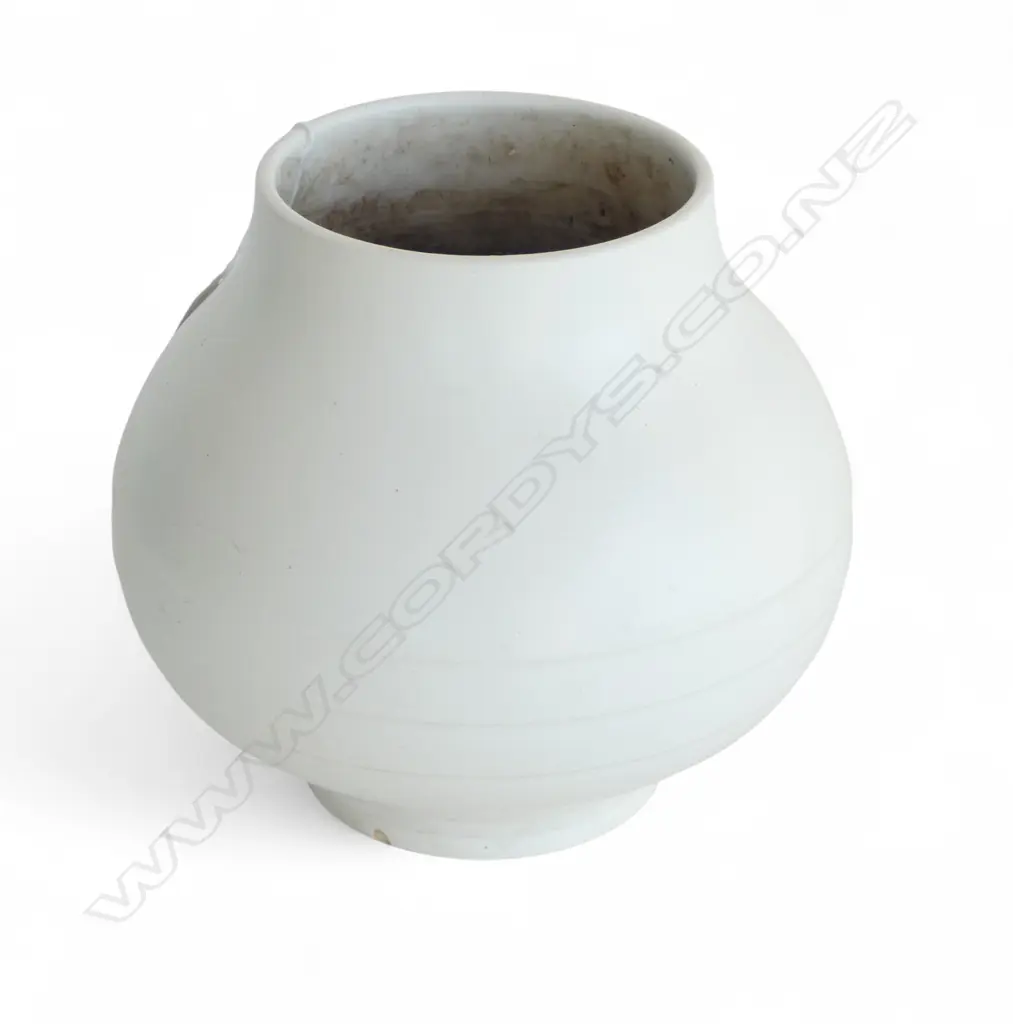 ERNEST SHUFFLEBOTHAM SMALL HAND-POTTED CROWN LYNN VASE #34 H.185mm hairline & star crack Image 1++