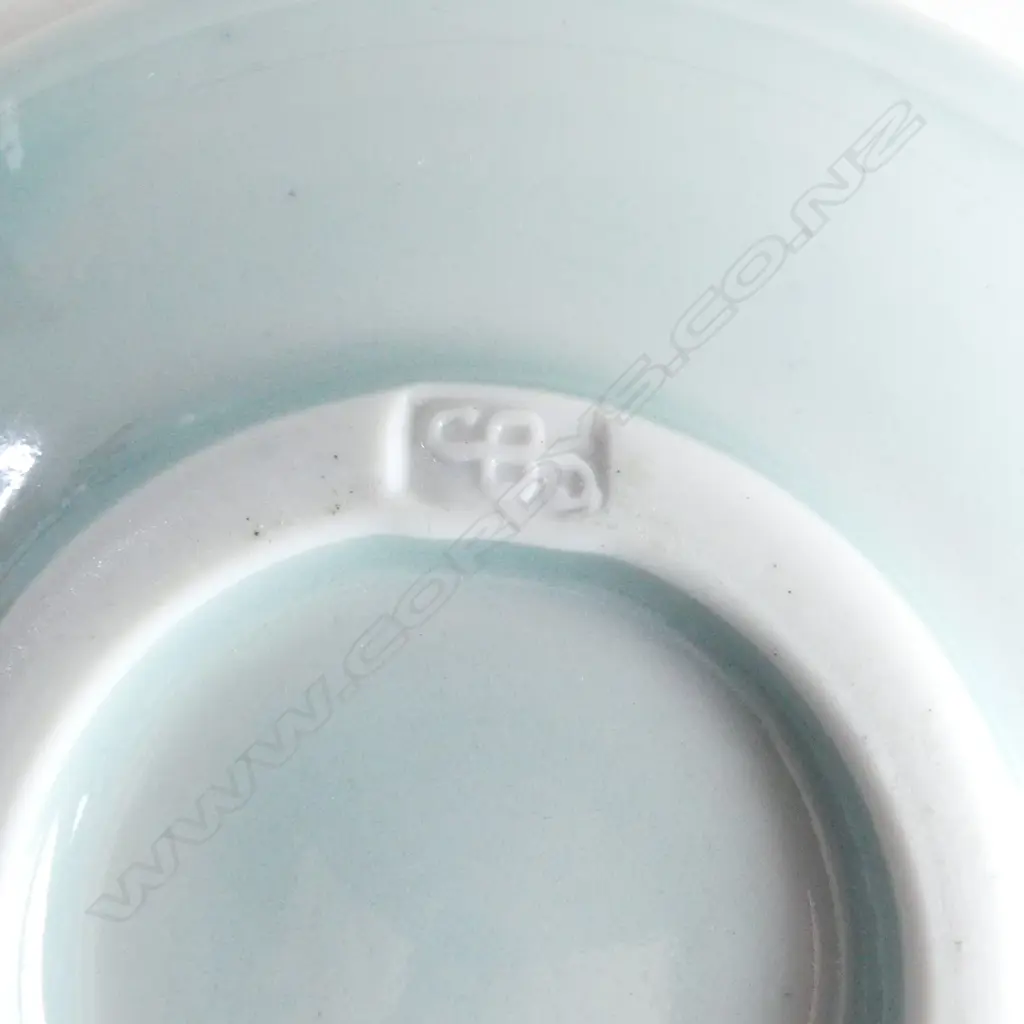 GREG BARRON N.Z. STUDIO POTTERY C/S celadon type glaze Image 1++