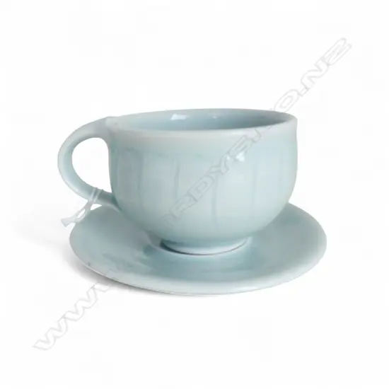 GREG BARRON N.Z. STUDIO POTTERY C/S celadon type glaze