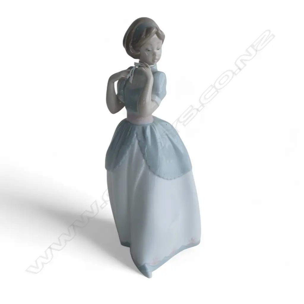 LLADRO #6755 'A PROPER POSE' H.230mm + BOX Image 1++