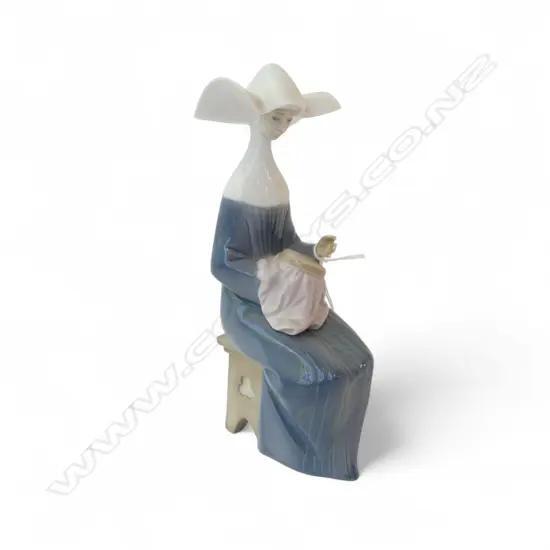LLADRO #5501 'TIME TO SEW' NUN H.200mm + BOX