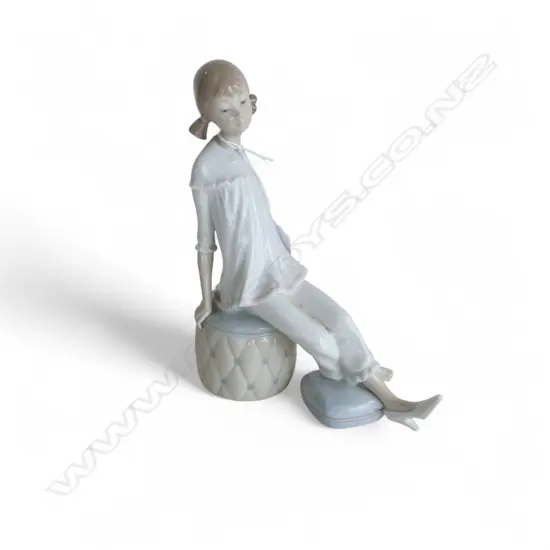 LLADRO FIGURE GIRL ON POOF H190MM