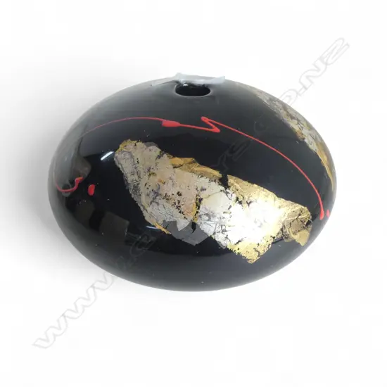 PETER COLLIS SQUAT VASE H.100mm gilt & red highlights