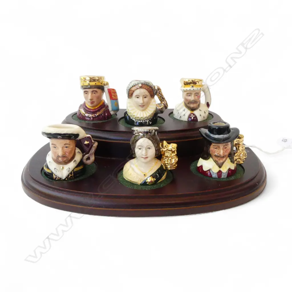 6 R/D KINGS& QUEENS MINITURE CHARACTER JUGS H40MM ON WOOD STAND Image 1++