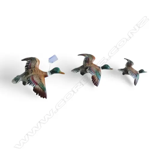 GRADUATED SET OF 3 FLYING WALL DUCKS W.205mm small faults REPAIR TO WING