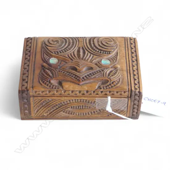 VINTAGE HANDCARVED WHEKU BOX w. inlaid eyes 135x95x55mm