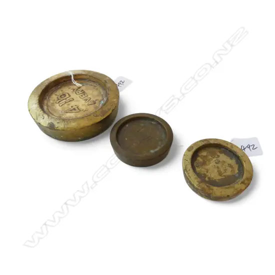 VINTAGE AVERY BRASS 4LB WIEGHT DIA110MM & 2 1LB BRASS WIEGHTS DIA 70MM