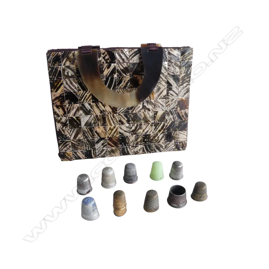 ASST. VINTAGE THIMBLES + SHELL/HORN BAG Image 1++