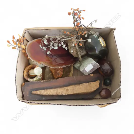 TRAY OF 13 VINTAGE STONE & NATURAL EARTH COLLECTABLES