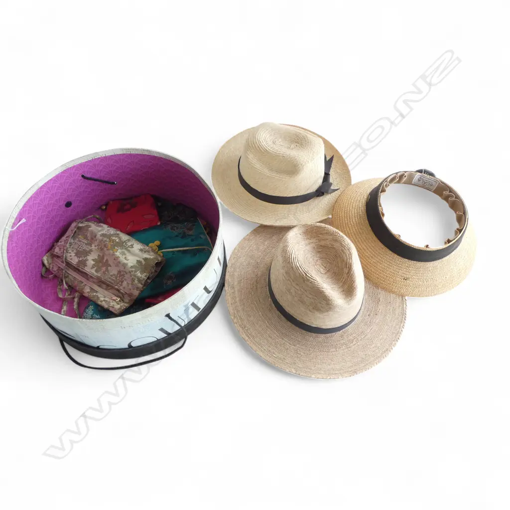 HAT BOX WITH CHINESE JEWELLERY HOLDERS AND STRAW HATS Image 1++