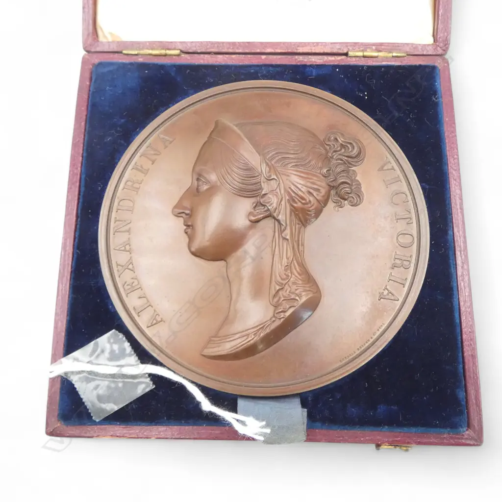 LARGE EARLY Coronation of QUEEN VICTORIA BRONZE MEDALLION 'DA FACILEM CURSUM ATQUE ADNUE COEPTIS 1838. Dia.87mm. Boxed Image 1++