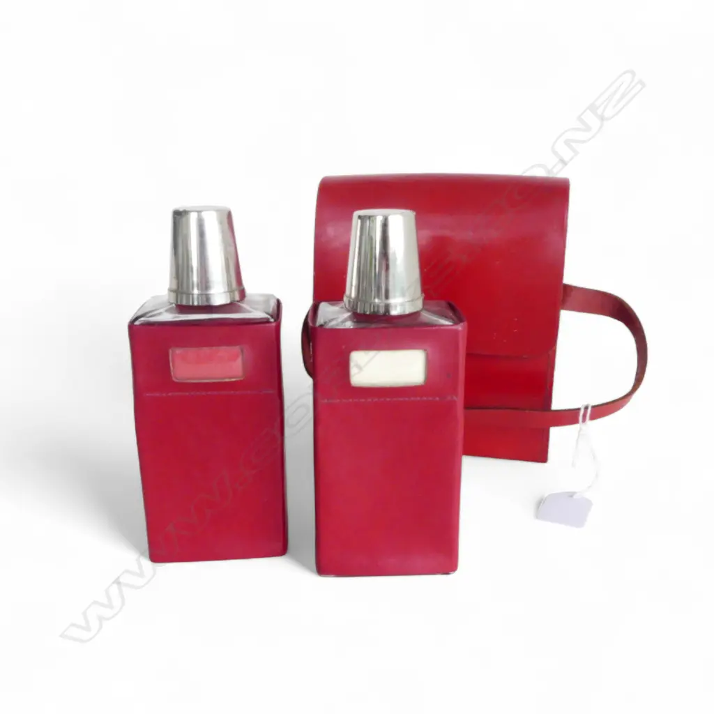 VINTAGE RED LEATHER 'HOMA' TRAVEL CASE 2PCE GLASS & SHOTS  Image 1++