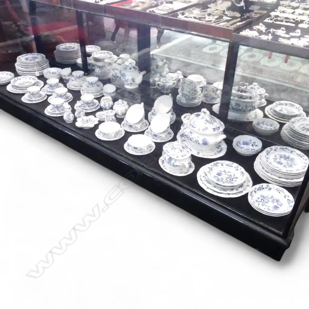 LARGE COLLECTION OF BLUE DANUBE CHINA; DINNERSET - PLATES, TEAPOT, BOWLS, ETC. Image 1++