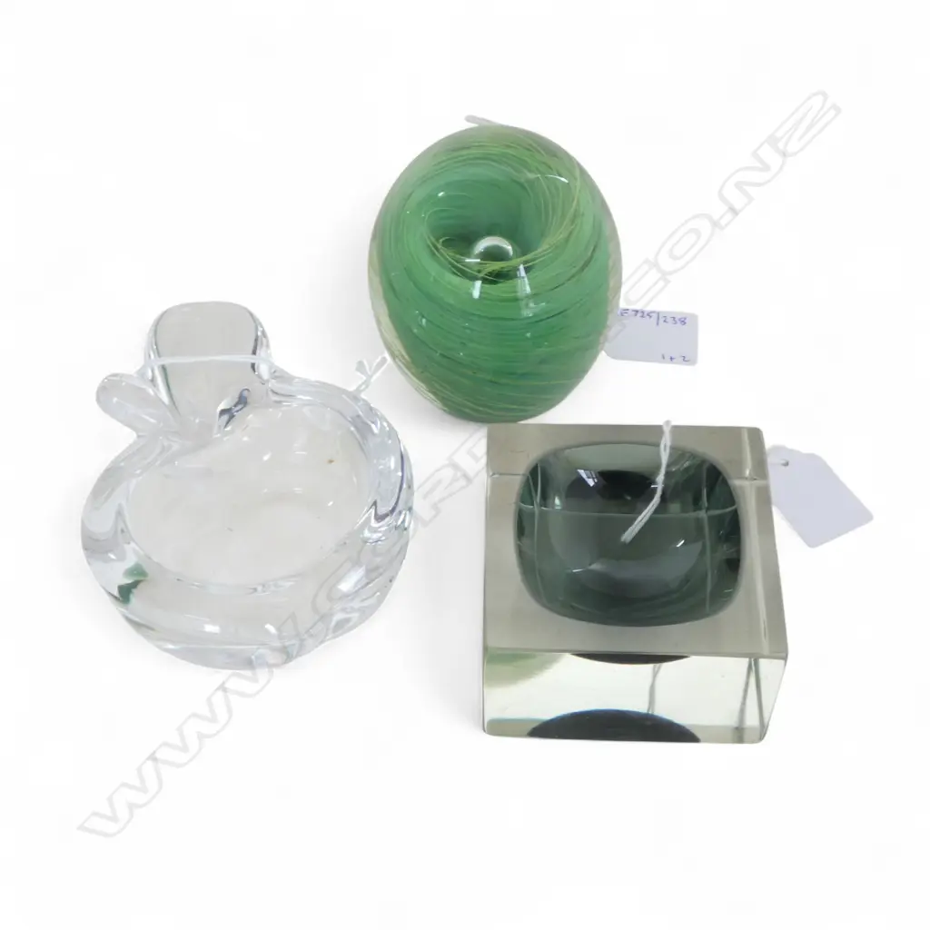 STUDIO GLASS PAPERWIEGHT H100MM & 2 CONT GLASS PIN DISHES L80MM Image 1++