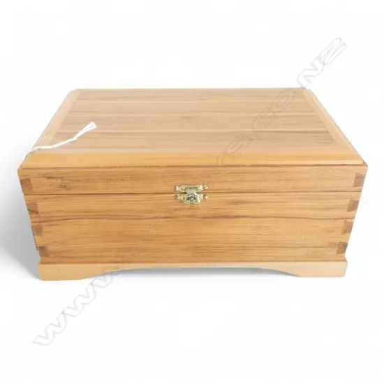HANDMADE BOX; HEART RIMU w. KAURI TRIM, DOVETAILED & VELVET LINED 265x165x120mm