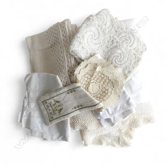 LGE VINTAGE TABLE CLOTHE & LACE ITEMS ETC