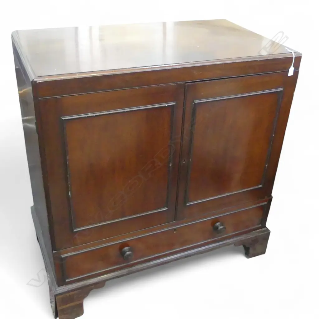 CUPBOARD/CABINET w. KEY needs some attention 1060x600x1080mm Image 1++